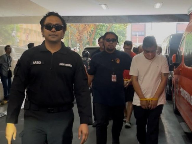 Tersangka judi kasino di Batam tiba di Gedung Bareskrim (Ondang/detikcom)