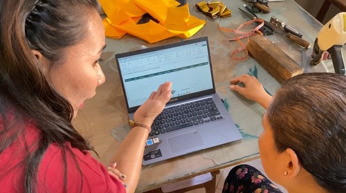 Tim INSTIKI Bali memberikan pendampingan digitalisasi untuk perajin kain prada di Denpasar