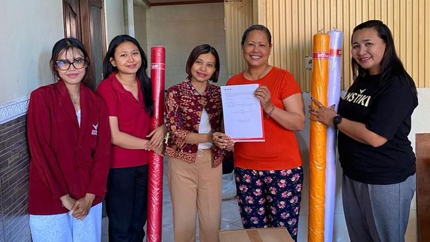 Tim INSTIKI saat memberikan pendampingan kepada perajin kain prad Bali di Denpasar
