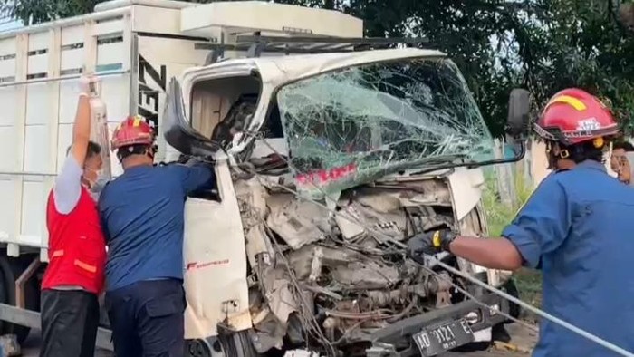 Damkar Klaten mengevakuasi truk yang ringsek di Jalan Jogja-Solo, Desa Meger, Kecamatan Ceper, Klaten.