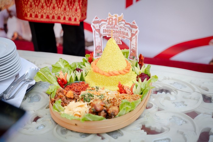 Tumpeng dalam Peringatan Hari Ulang Tahun (HUT) RI ke-81 Kemerdekaan Republik Indonesia di Tunis, Tunisia.