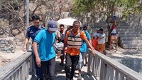 Tergelincir Saat Foto-foto, Turis China Jatuh dari Puncak Pulau Padar