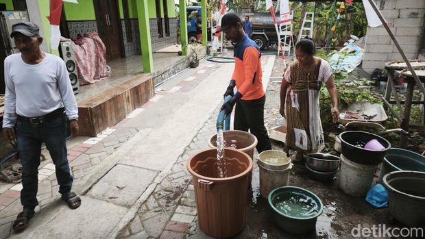 Warga terdampak kekeringan di Kelurahan Meteseh, Kecamatan Tembalang mendapat bantuan air bersih dari BPBD Kota Semarang, Selasa (18/8/2026). Warga terdampak kekeringan di Kelurahan Meteseh, Kecamatan Tembalang mendapat bantuan air bersih dari BPBD Kota Semarang, Selasa (18/8/2026).