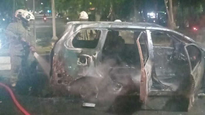 Mobil Xenia terbakar hebat di Semarang, Senin (17/8/2026) malam