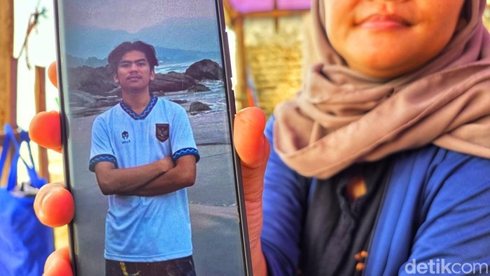 Afrileni memperlihatkan Foto Terakhir sang adik Sebelum Hilang di Pantai Karangnaya