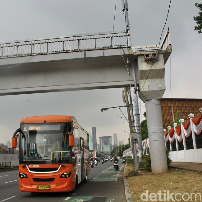 Akses Tangga Hilang! JPO Depan Gedung DPR Kini Tak Bisa Digunakan