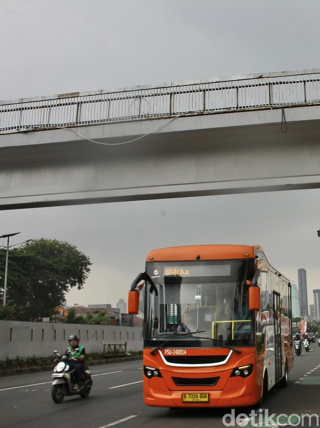 Akses Tangga Hilang! JPO Depan Gedung DPR Kini Tak Bisa Digunakan