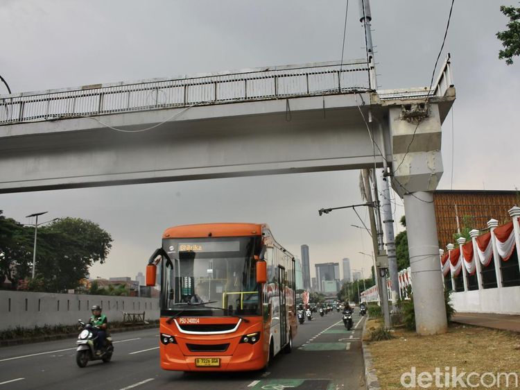 Akses Tangga Hilang! JPO Depan Gedung DPR Kini Tak Bisa Digunakan