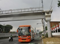 Akses Tangga Hilang! JPO Depan Gedung DPR Kini Tak Bisa Digunakan