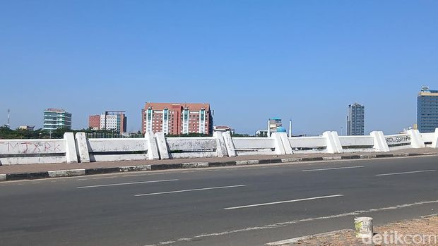 Aksi vandalisme di jembatan CPI Makassar. Aksi vandalisme di jembatan CPI Makassar.