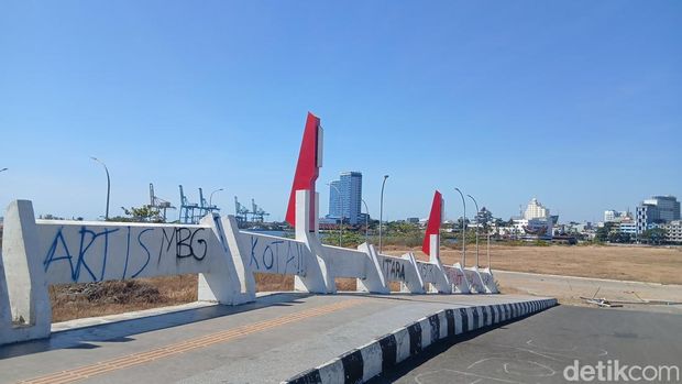 Aksi vandalisme di jembatan CPI Makassar. Aksi vandalisme di jembatan CPI Makassar.