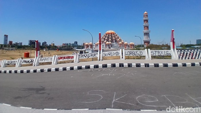 Aksi vandalisme di jembatan CPI Makassar.