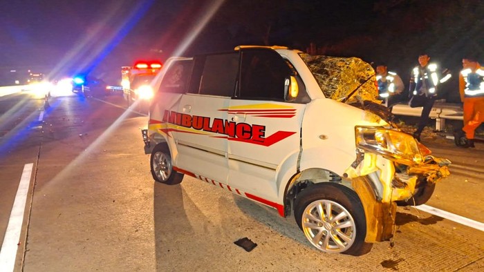 Ambulans terlibat kecelakaan di Tol Batang, Rabu (19/8/2026).