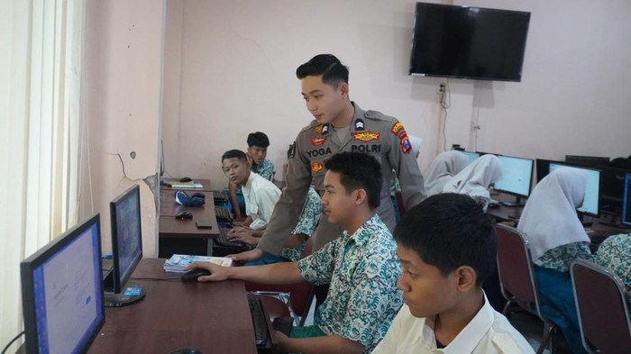 Anggota Polresta Sidoarjo saat memberikan edukasi kepada siswa