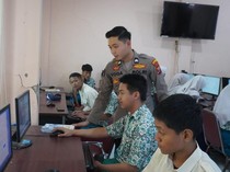 Polresta Sidoarjo Edukasi Pelajar SMKN 1 Sidoarjo Bijak Manfaatkan AI