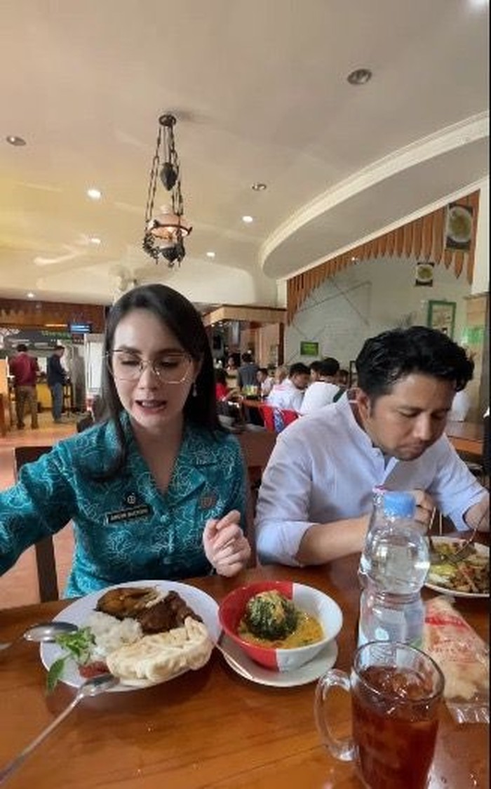 Arumi Bachsin Hobi Kulineran Tradisional, Makan Bubur hingga Mukbang Penyetan