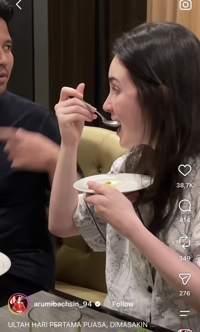 Arumi Bachsin Hobi Kulineran Tradisional, Makan Bubur hingga Mukbang Penyetan