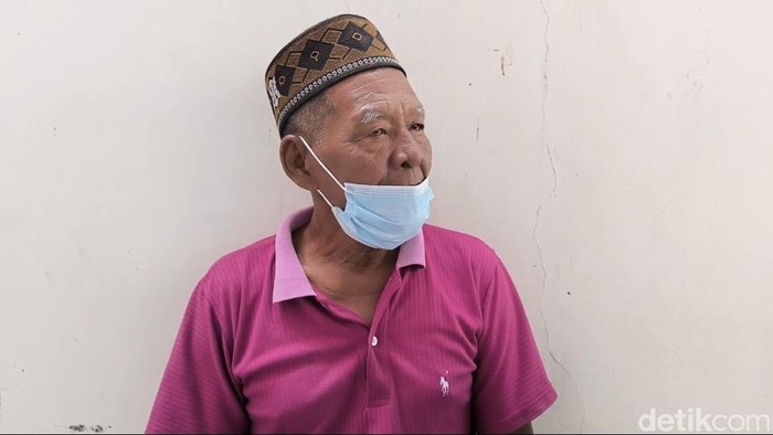 Asyri (63) ayah wanita yang tewas dibegal sata berada di RS Bhayangkara Palembang