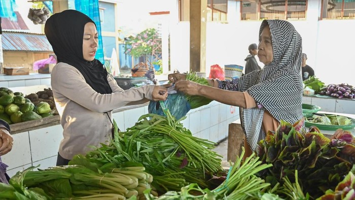 Warga membeli sayuran yang dijual pedagang di Pasar Ikan Reo, Kabupaten Manggarai, Nusa Tenggara Timur (NTT), Rabu (19/8/2026).Sejumlah pedagang berbagai kebutuhan pangan mulai kembali berjualan di pasar tradisional tersebut pascagempa bumi bermagnitudo 7,7 yang terjadi di NTT pada Sabtu (15/8). ANTARA FOTO/Fikri Yusuf