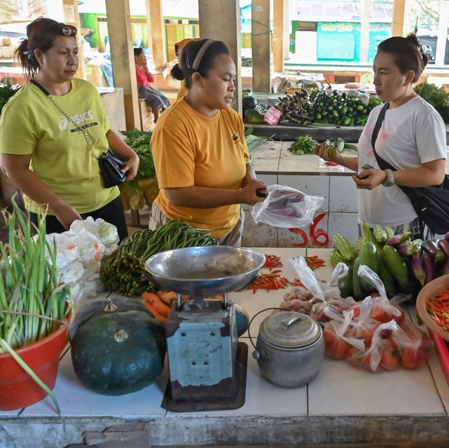 Bangkit Pascagempa, Aktivitas Jual Beli Kembali Ramai di Pasar Ikan Reo