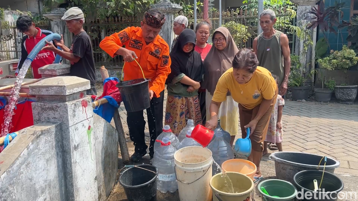 BPBD Trenggalek salurkan air bersih
