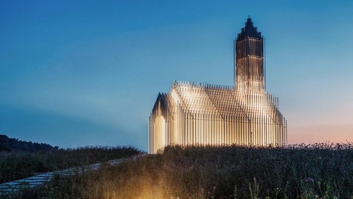 Sebuah bangunan putih dengan desain arsitektur unik menjadi daya tarik wisata di Sichuan, China. Dikenal sebagai Shadowless Church atau Gereja Tanpa Bayangan, bangunan tersebut menghadirkan perpaduan arsitektur minimalis, permainan cahaya, dan hamparan bunga lavender yang membuat suasananya menyerupai kawasan pedesaan di Prancis.