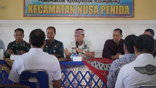 Bupati Klungkung I Made Satria saat melakukan sosialisasi penerapan retribusi DTW di Nusa Penida, Klungkung, Bali, Selasa (18/8/2026)