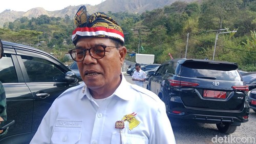 Keterangan foto : Bupati Lombok Timur, Haerul Warisin, seusai mengikuti kegiatan panen raya bawang putih di Sembalun, Rabu (19/8/2026).foto (Sanusi Ardi W/detikBali).