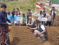 Kapolres-Bupati Trenggalek Uji Coba Tanam Bawang Putih Dukung Swasembada