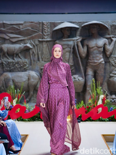Buttonscarves dan Sarinah meluncurkan Songket Collection untuk merayakan HUT ke-81 RI dan 64 tahun Sarinah, melestarikan wastra Nusantara dalam busana modern.