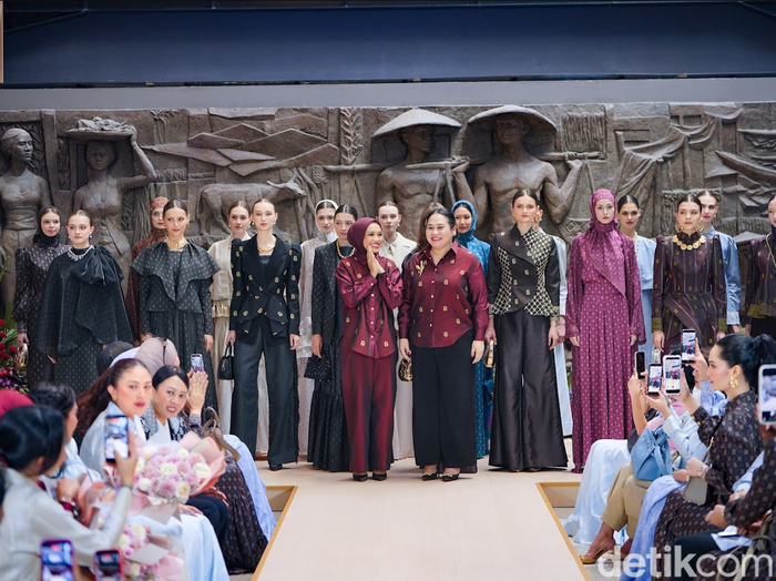 Buttonscarves dan Sarinah meluncurkan Songket Collection untuk merayakan HUT ke-81 RI dan 64 tahun Sarinah, melestarikan wastra Nusantara dalam busana modern.