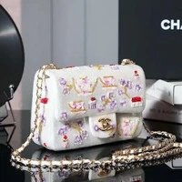 Tas berwarna dasar silver itu dipenuhi detail sequin atau payet. Hiasannya hadir dalam perpaduan warna silver, pink, ungu, dan merah. Sementara itu, aksen rantai dan sejumlah detail logam menggunakan warna gold-tone. Desain flap dan bentuknya tetap mempertahankan karakter khas Mini Flap Bag Chanel. Tas tersebut juga dilengkapi rantai panjang sehingga dapat digunakan sebagai tas selempang atau disampirkan di bahu. Foto: Pinterest