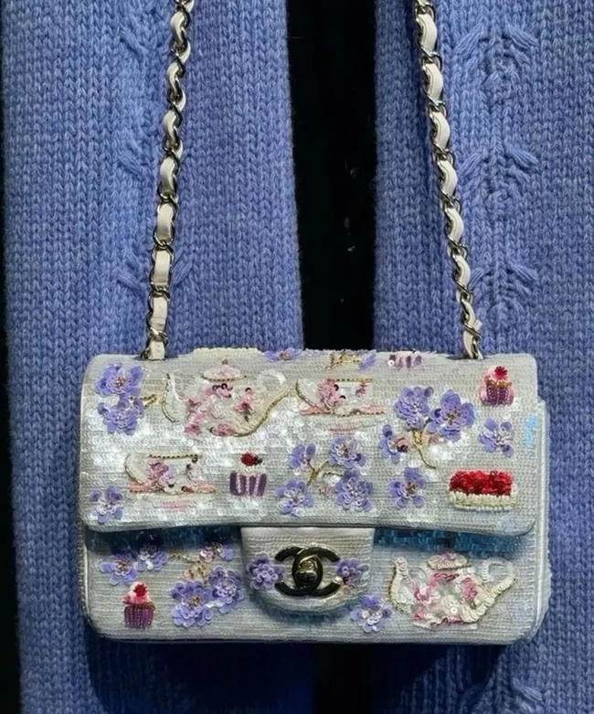 Yang menarik, tas ini disebut merupakan bagian dari lini Chanel Pre-Fall 2024 yang masuk dalam koleksi Métiers d’Art 2024/25. Koleksi tersebut diperkenalkan Chanel di Hangzhou, China, dengan menggabungkan desain craftsmanship khas rumah mode asal Prancis itu dengan berbagai referensi budaya Tiongkok. Tas koleksi tersebut juga disebut-sebut sangat langka. Namun tas koleksi lama itu kini sudah tidak lagi tercantum sebagai koleksi yang masih aktif dijual di situs resmi Chanel. Foto: Pinterest