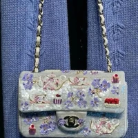 Yang menarik, tas ini disebut merupakan bagian dari lini Chanel Pre-Fall 2024 yang masuk dalam koleksi Métiers d’Art 2024/25. Koleksi tersebut diperkenalkan Chanel di Hangzhou, China, dengan menggabungkan desain craftsmanship khas rumah mode asal Prancis itu dengan berbagai referensi budaya Tiongkok. Tas koleksi tersebut juga disebut-sebut sangat langka. Namun tas koleksi lama itu kini sudah tidak lagi tercantum sebagai koleksi yang masih aktif dijual di situs resmi Chanel. Foto: Pinterest