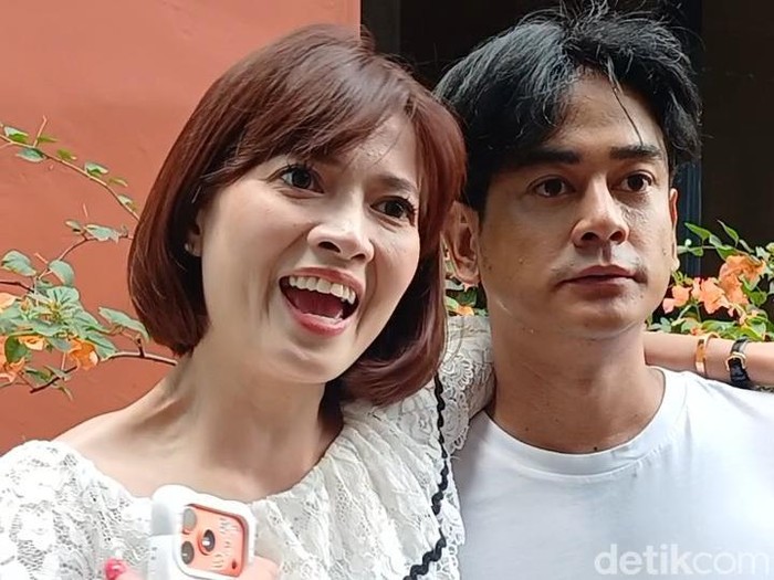 Chika Jessica dan Dwi Andhika di Jalan Kapten P Tendean, Jakarta Selatan.