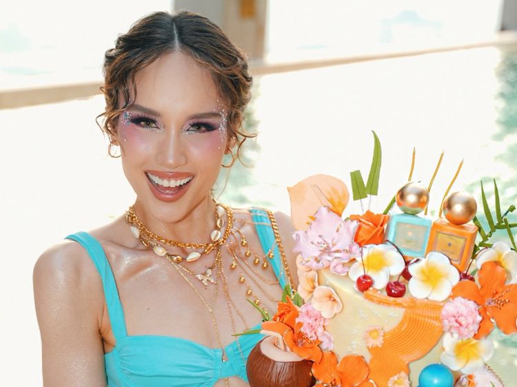 8 Potret Pesta Ultah ke-33 Cinta Laura, Perut Sixpack-nya Bikin Salfok