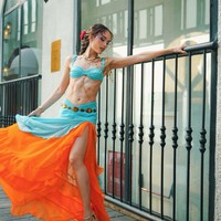 Yang tak kalah bikin salfok ialah tubuh atletis Cinta. Dikenal memiliki gaya hidup sehat dan rajin berolahraga, tak heran jika Cinta memiliki perut sixpack. Foto: Instagram/@claurakiehl