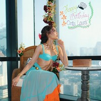 Cinta tampil dengan setelan two-piece berupa atasan bra top dan rok tile yang sedikit menerawang. Ia memadukan penampilannya itu dengan sepasang heels warna emas dan perhiasan seperti anting, kalung beberapa layer, serta gelang. Foto: Instagram/@claurakiehl