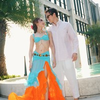 Kekasih Cinta, Arya Vasco, juga turut hadir. Arya tampil mengenakan kemeja lengan panjang dan celana panjang katun warna putih. Foto: Instagram/@claurakiehl