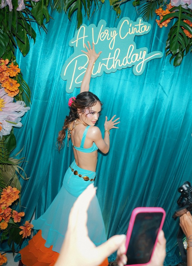 Dekorasi di acara ulang tahun Cinta juga tampak simpel dihiasi bunga-bunga berwarna cerah serta tulisan A Very Cinta Birthday. Satu tahun lagi telah berlalu, dan kali ini aku ingin tampil dengan gaya yang fun dan flirty. Dulu aku tidak suka merayakan ulang tahun, tapi kini aku sadar bahwa bertambahnya usia adalah hal yang patut dirayakan. Ini adalah kesempatan untuk bersyukur atas hidup yang telah dianugerahkan kepada kita, pengalaman-pengalaman yang membentuk diri kita, serta anugerah untuk bisa menjalani satu tahun lagi, tulis Cinta dalam keterangan unggahannya. Foto: Instagram/@claurakiehl