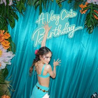 Dekorasi di acara ulang tahun Cinta juga tampak simpel dihiasi bunga-bunga berwarna cerah serta tulisan A Very Cinta Birthday. Satu tahun lagi telah berlalu, dan kali ini aku ingin tampil dengan gaya yang fun dan flirty. Dulu aku tidak suka merayakan ulang tahun, tapi kini aku sadar bahwa bertambahnya usia adalah hal yang patut dirayakan. Ini adalah kesempatan untuk bersyukur atas hidup yang telah dianugerahkan kepada kita, pengalaman-pengalaman yang membentuk diri kita, serta anugerah untuk bisa menjalani satu tahun lagi, tulis Cinta dalam keterangan unggahannya. Foto: Instagram/@claurakiehl