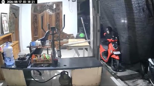 Rekaman CCTV pencuri motor milik penghuni kos di Jalan Raya Uluwatu II, Jimbaran, Badung, Senin (17/8/2026). (Tangkapan layar akun instagram @kutaselatan.news)