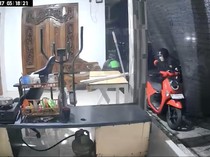 Dua Pria Terekam CCTV Curi Motor di Kos-kosan Jimbaran