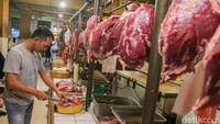 Kenaikan harga turut berdampak terhadap aktivitas penjualan pedagang. Tingginya harga membuat sebagian masyarakat lebih berhati-hati dan selektif dalam membeli daging sapi.