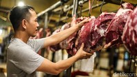 Di tengah kenaikan harga berbagai kebutuhan pokok, masyarakat pun harus menyesuaikan pengeluaran rumah tangga. Harga daging sapi yang masih tinggi menjadi salah satu tantangan bagi konsumen maupun pedagang di pasar tradisional Jakarta.