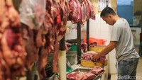 Kenaikan harga daging sapi disebut mulai terasa sejak Ramadan dan belum kembali ke harga semula setelah Idul Fitri. Kondisi tersebut membuat harga daging masih bertahan cukup tinggi hingga saat ini.