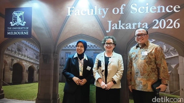Dekan Fakultas Teknologi Pertanian Prof Eni Harmayani, Dekan Faculty of Science Unimelb Prof Moira OBryan, dan Dekan Fakultas Ekonomi dan Manajemen IPB Prof Irfan Syauqi Beik.