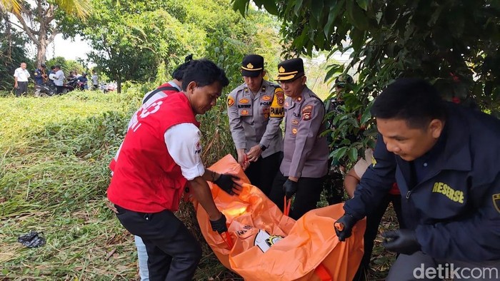 Evakuasi pria tanpa identitas diduga gantung diri di palembang.