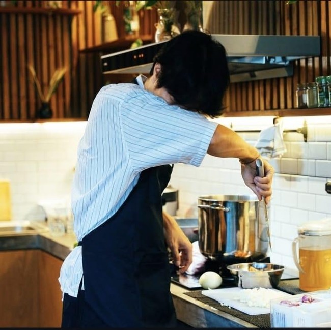 Momen Dikta Nangis Saat Iris Bawang hingga Ngopi Bareng Kucing Kesayangan