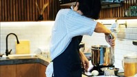 Momen Dikta Nangis Saat Iris Bawang hingga Ngopi Bareng Kucing Kesayangan